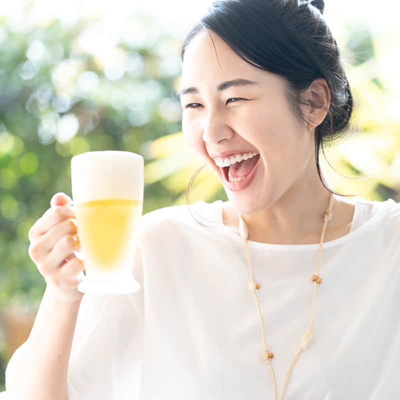 女性がナギサビールを飲むイメージ